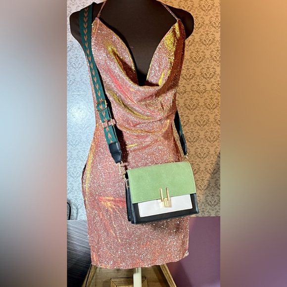 HP🌸Beautiful roomy like new crossbody unisex strap adjustable green and tan - Picture 8 of 15